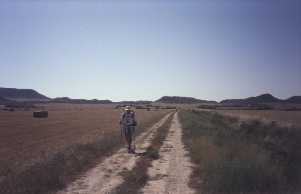 Ra�l y al fondo Anita caminando hacia Bolea