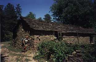 Un posible refugio en la subida a la sierra antes de llegar a Ena