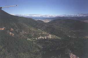 Debajo Santa Cruz de la Ser�s y al fondo el Canal de Berd�n, por donde fluye el r�o Arag�n