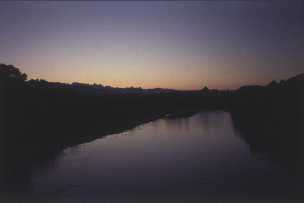 Mirada atr�s antes de amanecer en Puente la Reina. El r�o es el Arag�n.