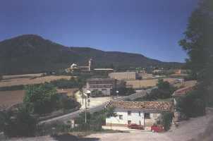 Al fondo el Monasterio de Irache