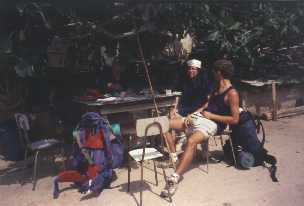 Sentados a la puerta de la se�ora Felisa, bajo la enorme higuera.