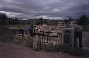 Anita frente a las ruinas del hospital de peregrinos