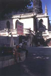 Anita descansando al lado de la Catedral de Burgos