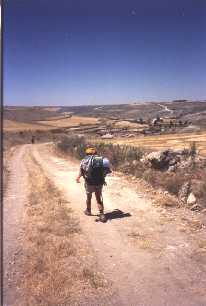Anita llegando a Hontanas.