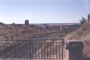 Al fondo un palomar: construcci�n t�pica de esta regi�n. La flecha amarilla tambi�n es importante.