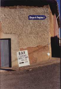 Indicador del albergue de Reliegos. Todo el mundo pone como reclamo el sello del lugar, y es que hay mucha gente que lo colecciona.