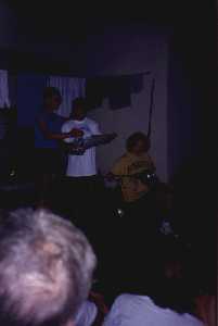 Leyendo el conjuro de la queimada. El conjuro se hizo para quitar todos los males de los peregrinos, y os puedo jurar que funcionó.