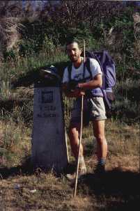 Jos� Luis en el primer moj�n en tierra gallega. De aqu� en adelante cada 500 m hay uno de estos que van dici�ndote lo que te queda para ver al Santo.