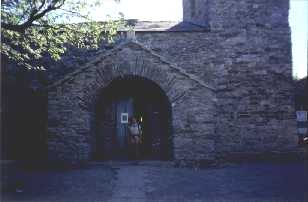 Anita en la ermita que hay en el Cebreiro