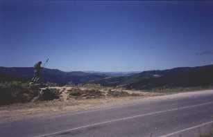 Monumento al peregrino de bajada a Triacastela.