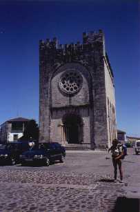 Anita delante de la iglesia románica de San Juan en Portomarín.